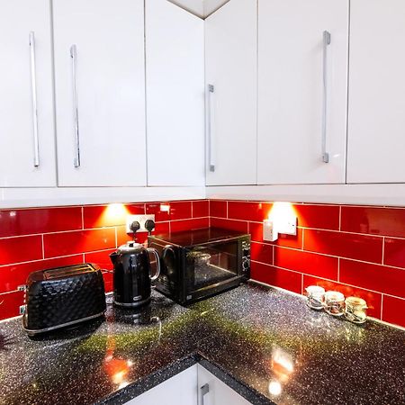 Spacious Apartment Close To City Centre With Secure Parking ลีดส์ ภายนอก รูปภาพ